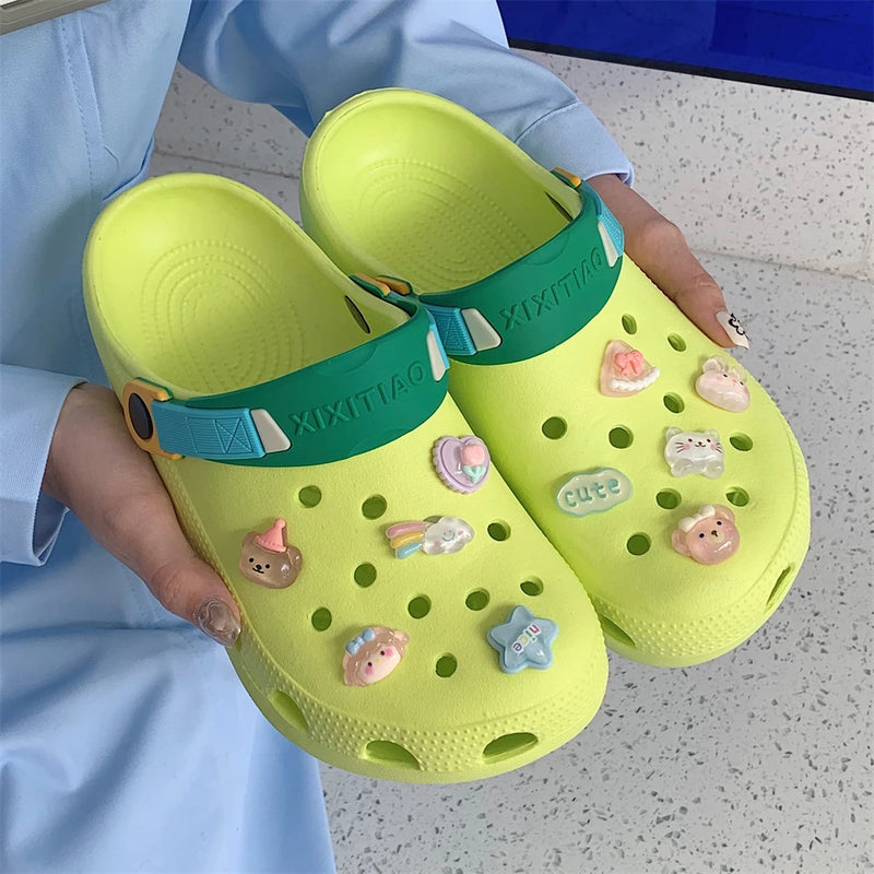 sandalia crocs com acessorios